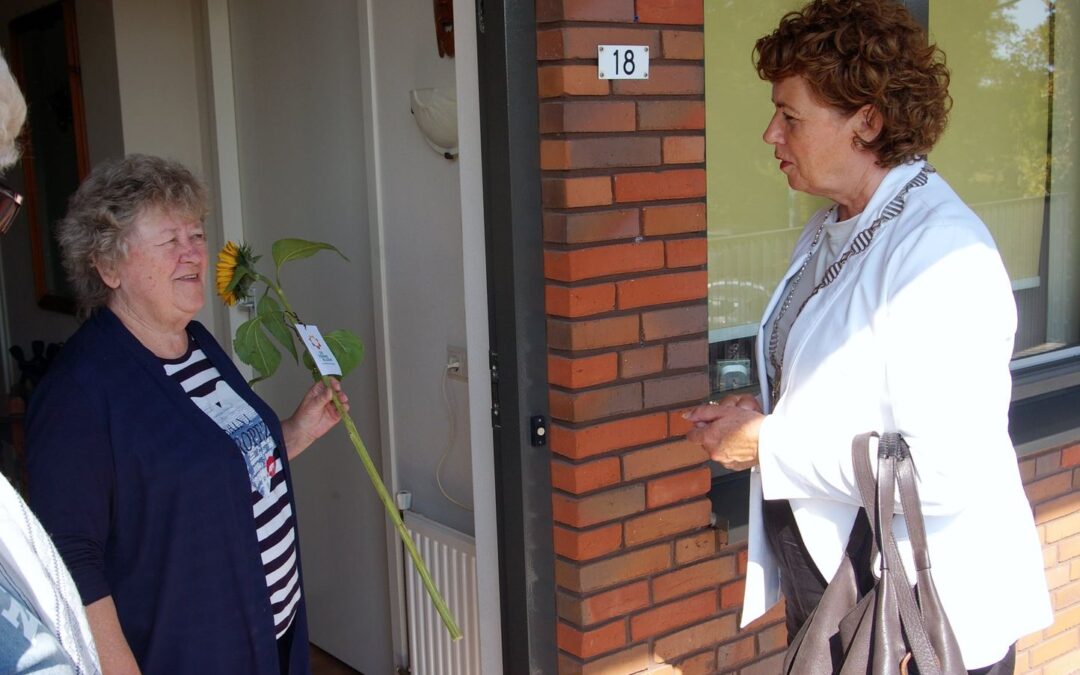 Zonnebloem Langedijk-Noord schonk dit weekend prachtige zonnebloemen aan inwoners die ziek zijn