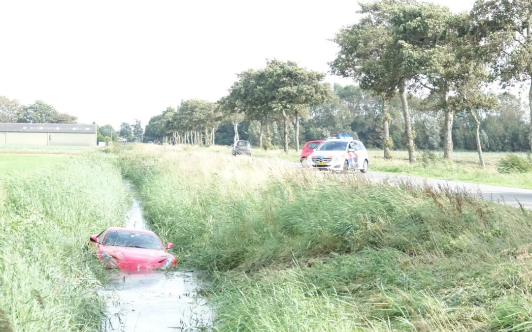 Ferrari eindigt in de sloot na ontwijken wandelaar