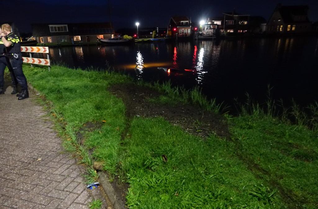 Auto vliegt de bocht uit en beland in het kanaal bij de Prins Hendrikkade