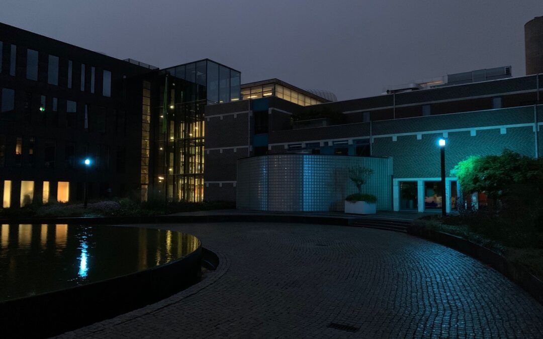 Het Trouwplein in Heerhugowaard kleurt blauw