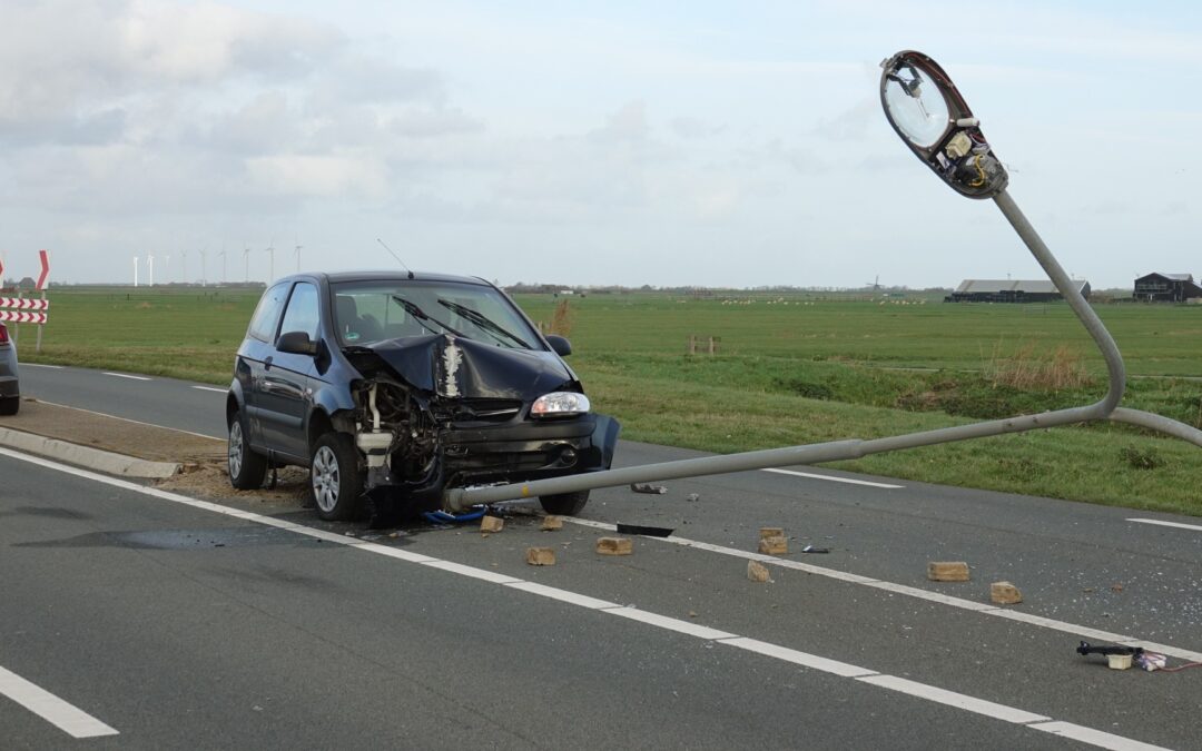 Auto ramt lantaarnpaal uit de grond