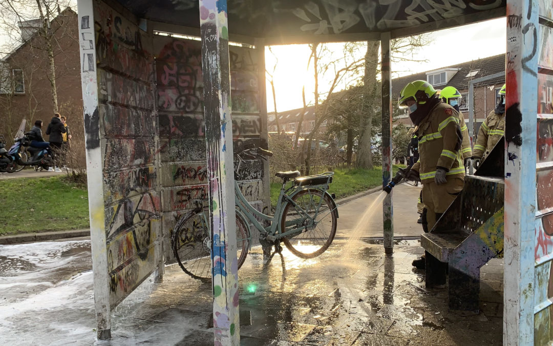 Vandalen steken fietsen van jonge meisjes in brand