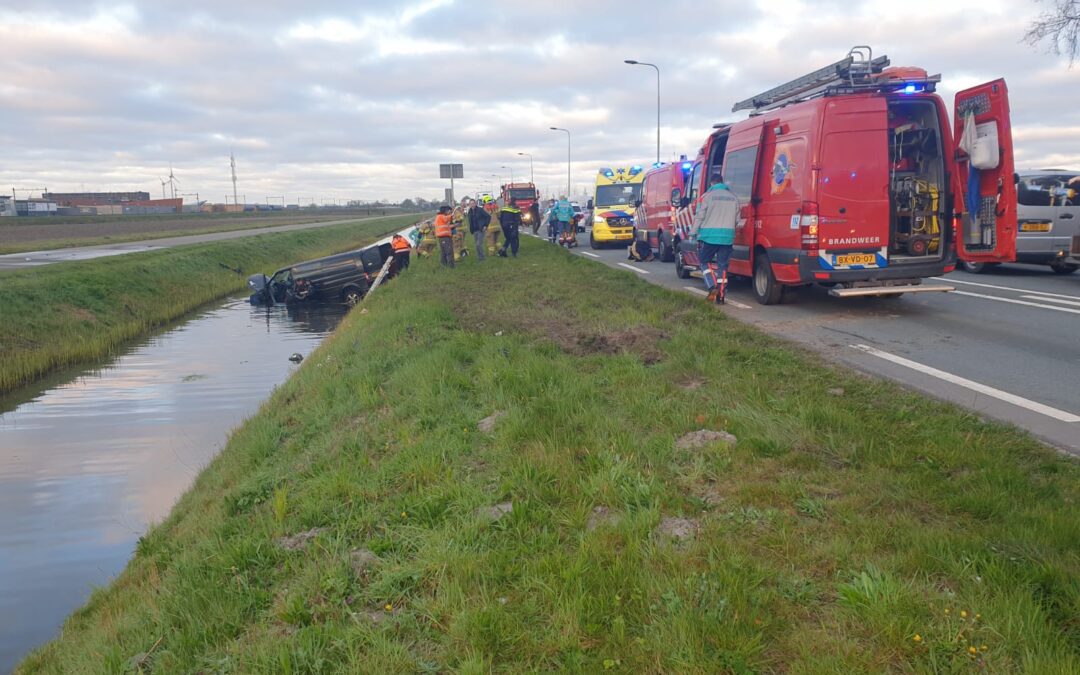 N242 door ongeval gestremd man gewond naar ziekenhuis