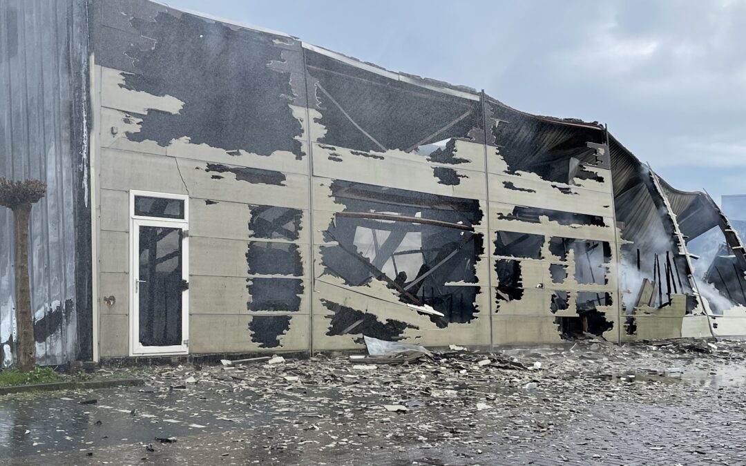 Grote brand op Dulleweg bedrijfspanden verwoest