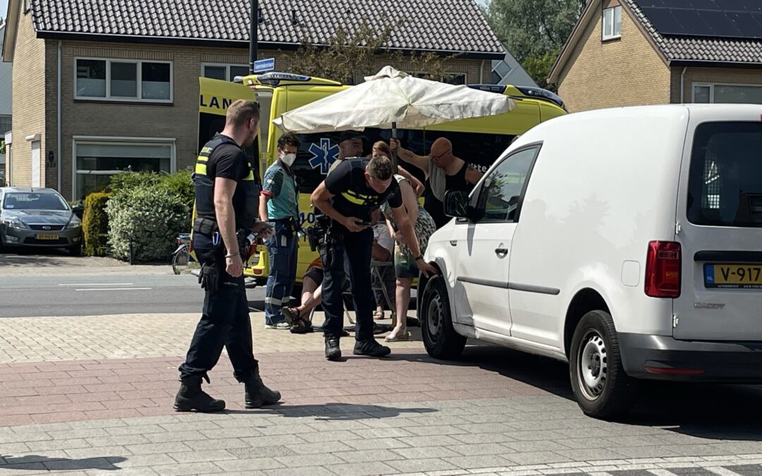 Fietser gewond na aanrijding met auto op de Middenweg in Heerhugowaard