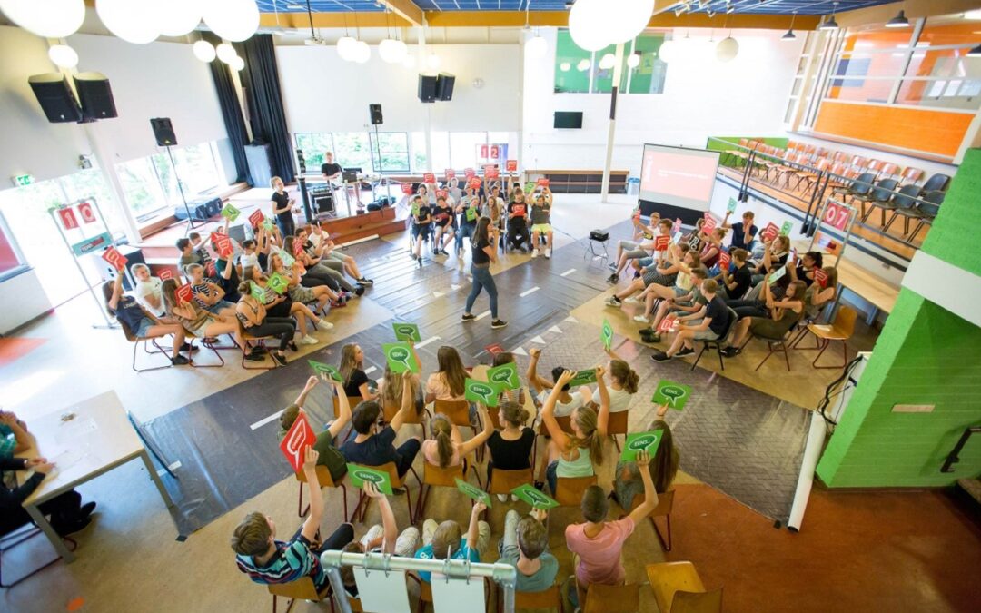 Scholieren Zuid-Scharwoude in debat over verkeersveiligheid en afleiding in het verkeer