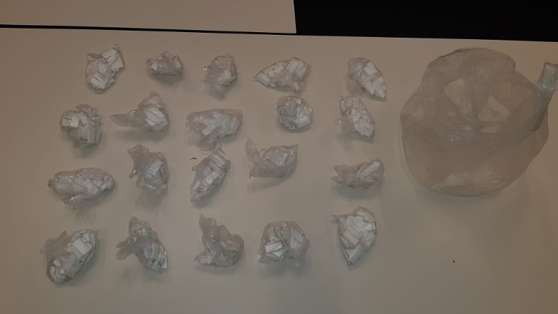 1800 pakjes drugs van de straat, verdachte aangehouden