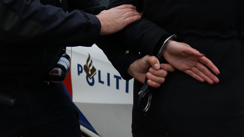 Winkeldief toont steekwapen aan medewerkers en wordt aangehouden