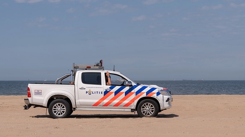 Jongetje op het strand gebeten door loslopende hond; getuigen gezocht [UPDATE]
