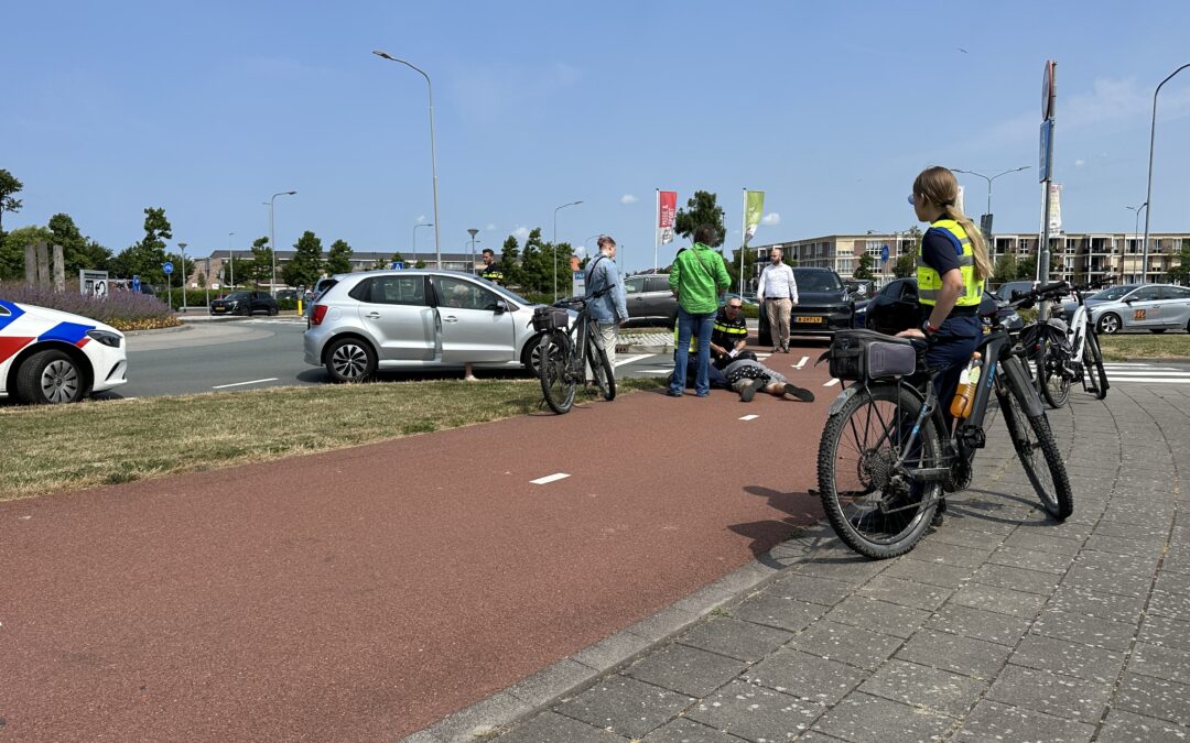 Man aangereden op rotonde winkelcentrum Broekerveiling