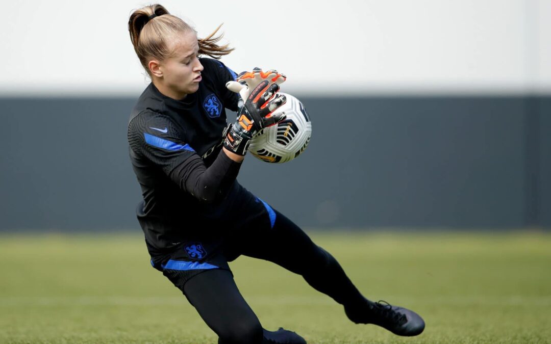 Langedijkse Daphne van Domselaar naar Aston Villa