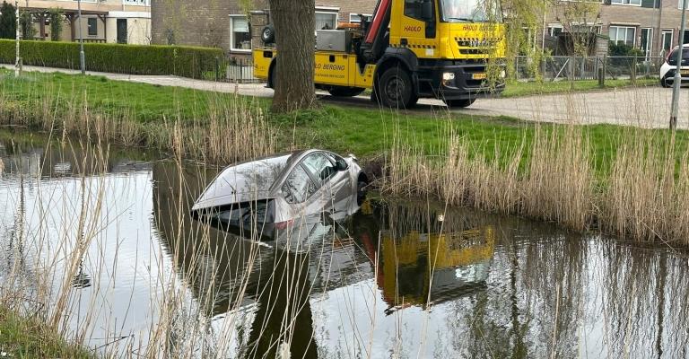 Auto te water Anna van Saksenstraat Noord-Scharwoude