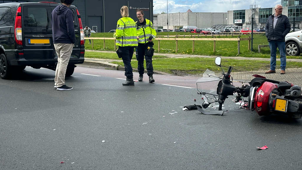 Scooterrijdster gewond na aanrijding op W.M. Dudokweg Heerhugowaard