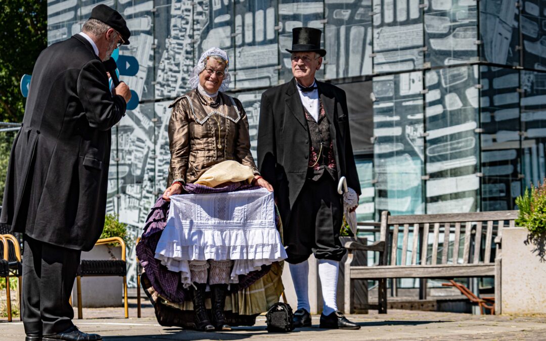Dinsdag 20 augustus historische modeshow Museum BroekerVeiling