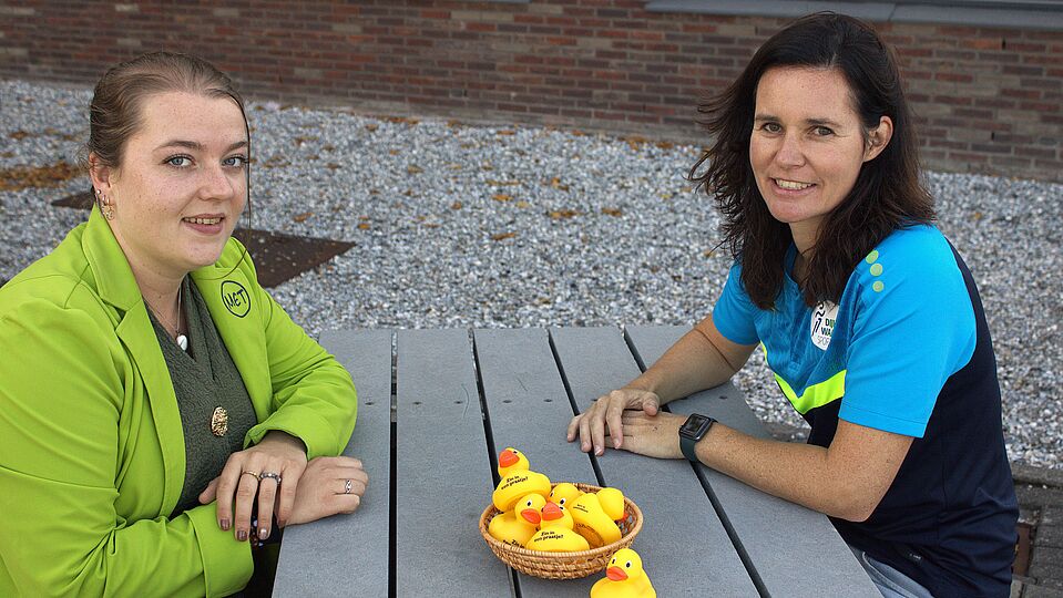 Een badeendje op tafel is een uitnodiging tot contact