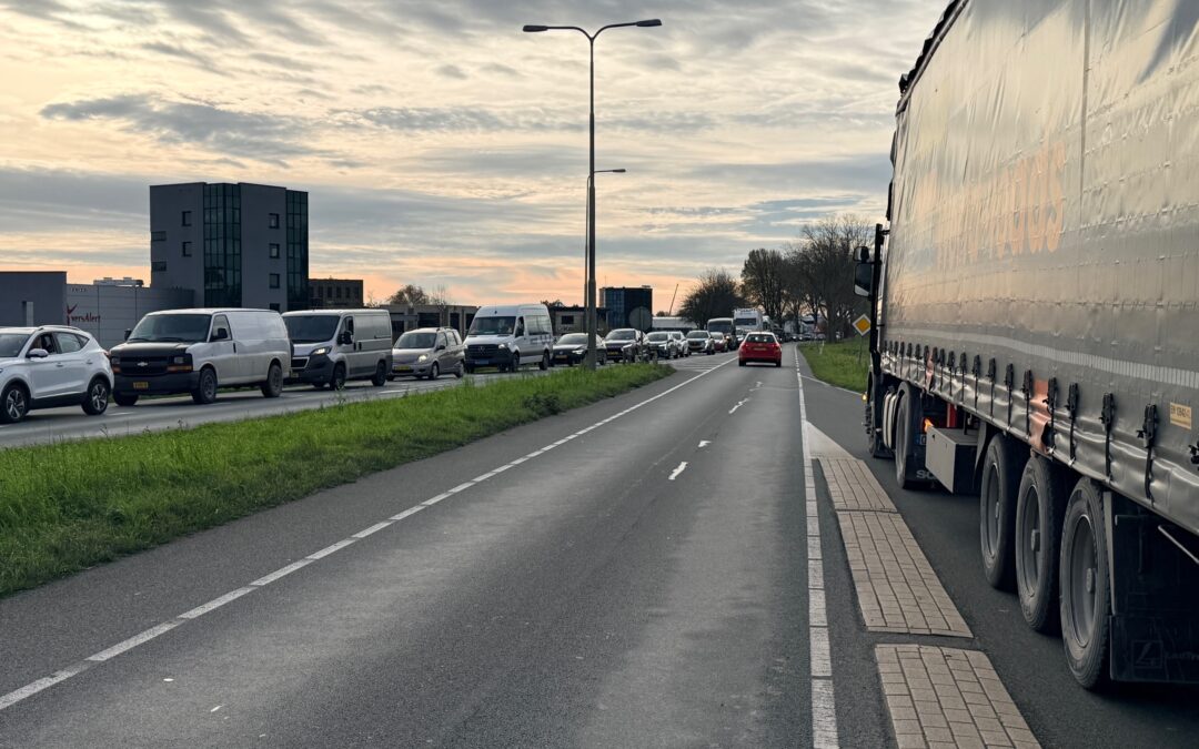Vrachtwagen knalt tegen Langebalkbrug in Zuid-scharwoude