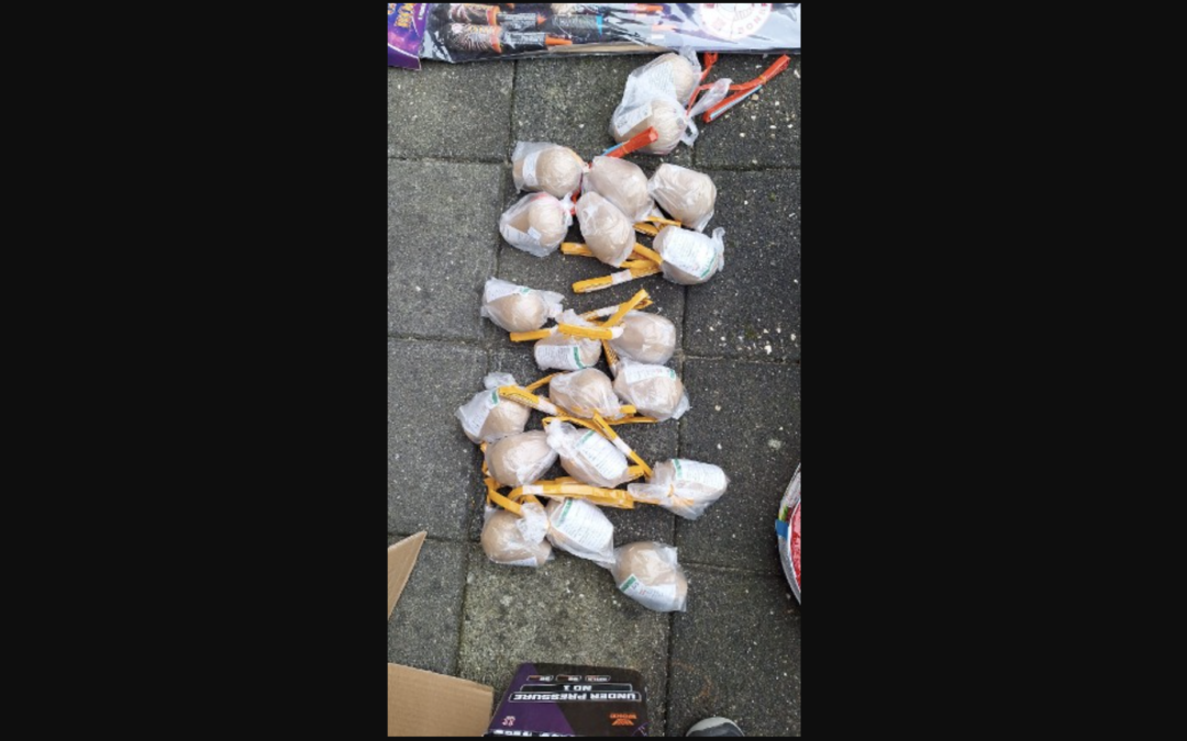 Politie treedt op na anonieme tip over illegale vuurwerkopslag, man aangehouden in Opmeer