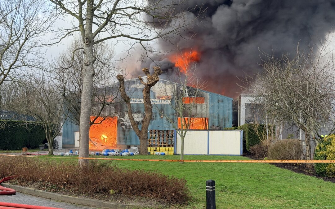 Gigantisch grote brand op de Mossel in Noord-Scharwoude