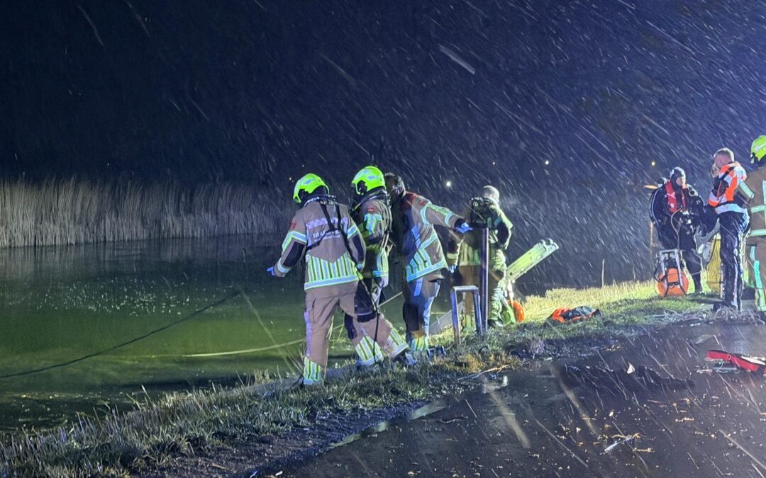 Auto te water op de oostdijk in Heerhugowaard