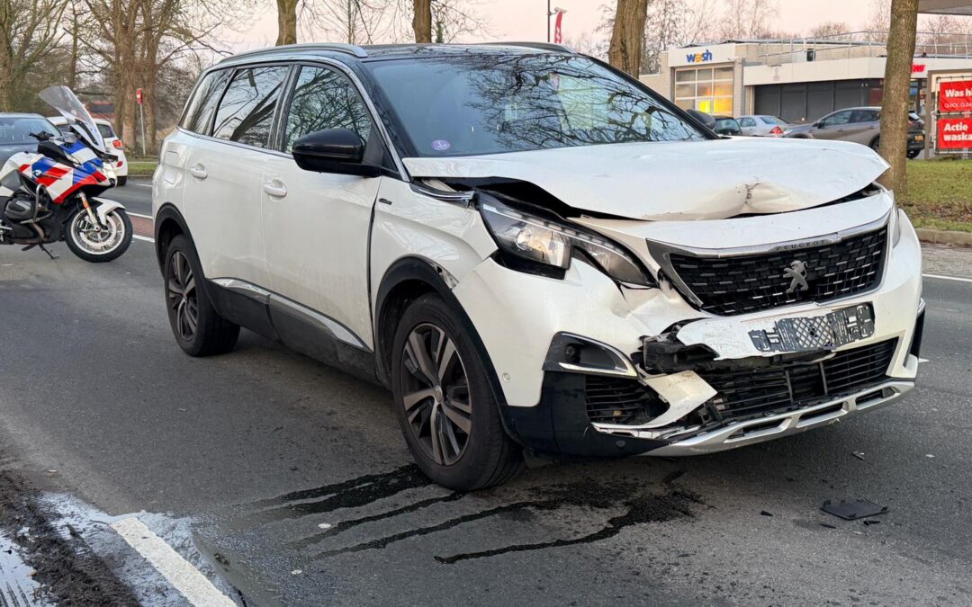 Kop-staartbotsing op Langebalkweg in Zuid-Scharwoude