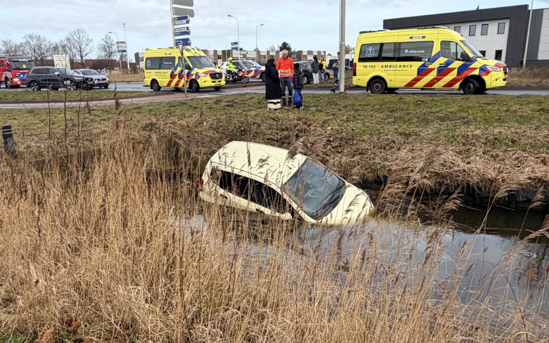 Auto te water na eenzijdig ongeval op de Kamerlingh Onnesweg in Heerhugowaard
