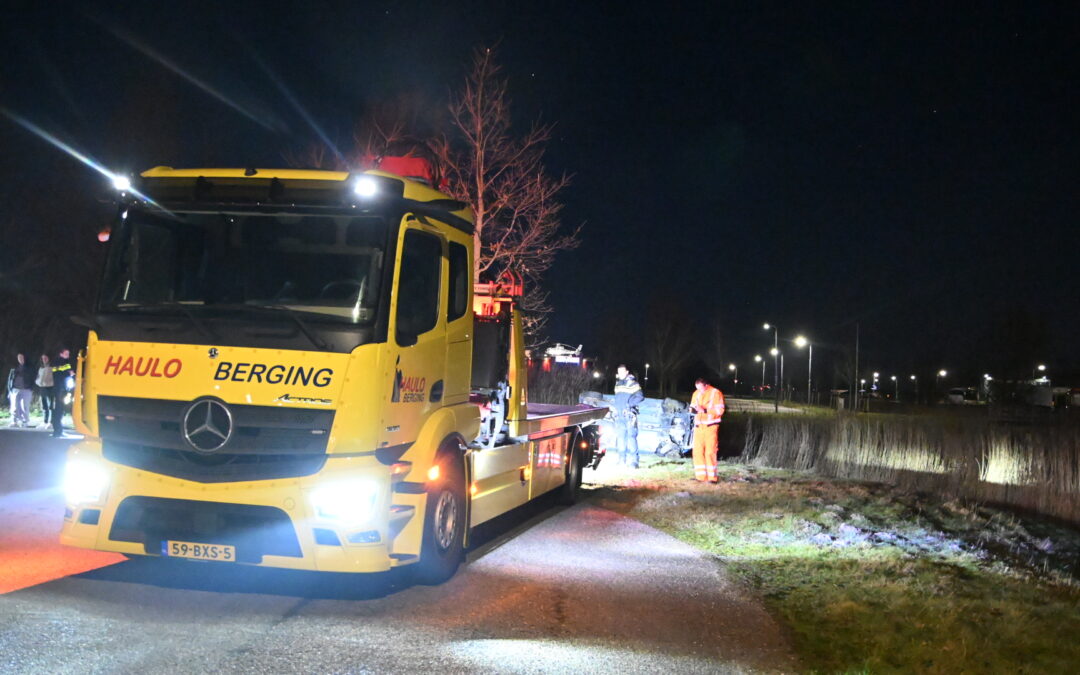 Bestuurder onder invloed crasht tegen een boom en vlucht