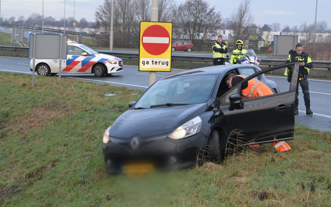 Auto beland in berm na afslag