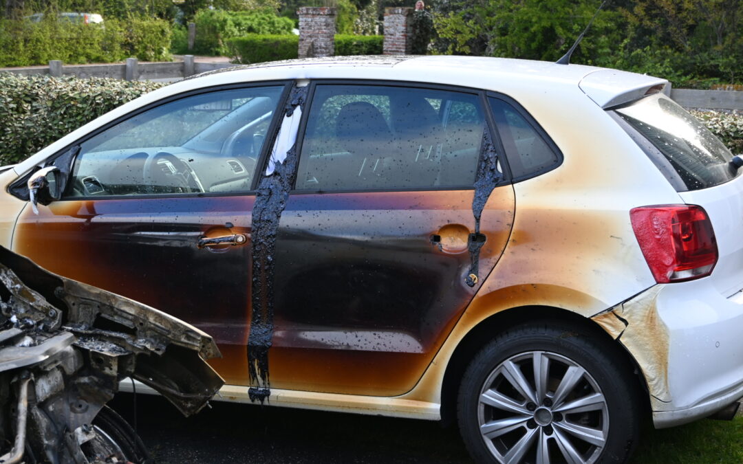 Autobrand richt schade aan in Schoorl