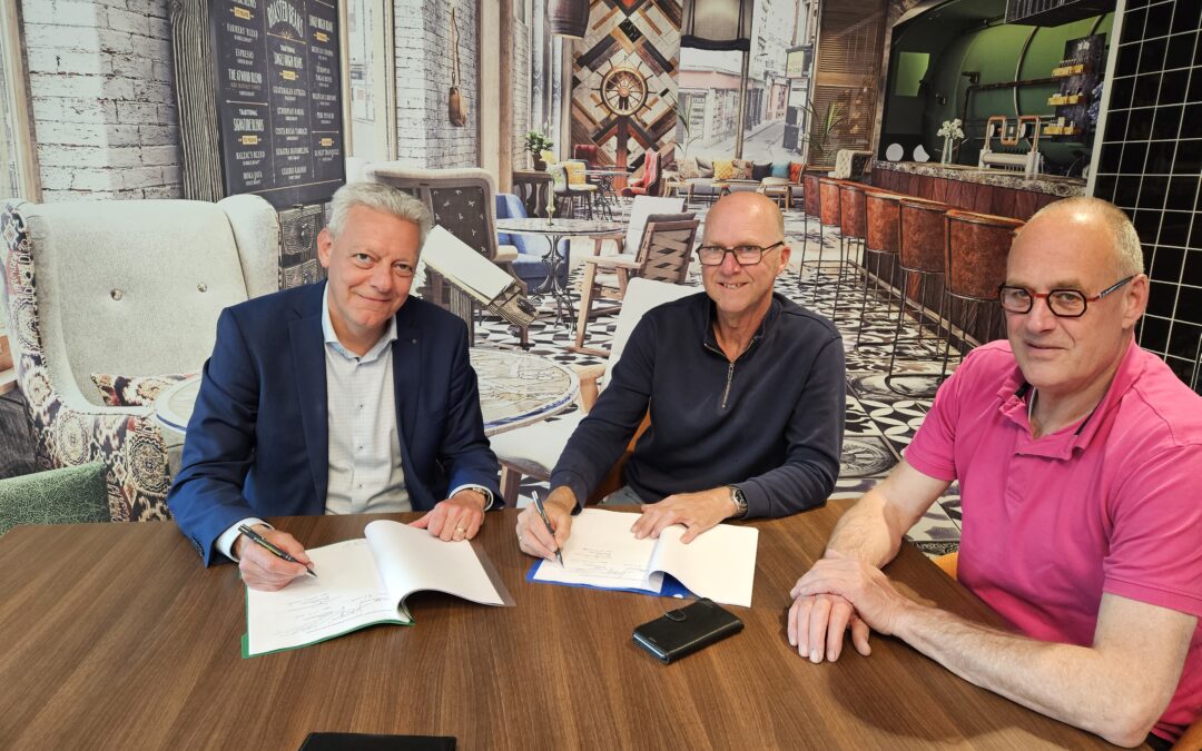 Tekenen overeenkomst voor 5 levensloopbestendige woningen aan de Nijverheidsstraat/Schuitemaker in Oudkarspel