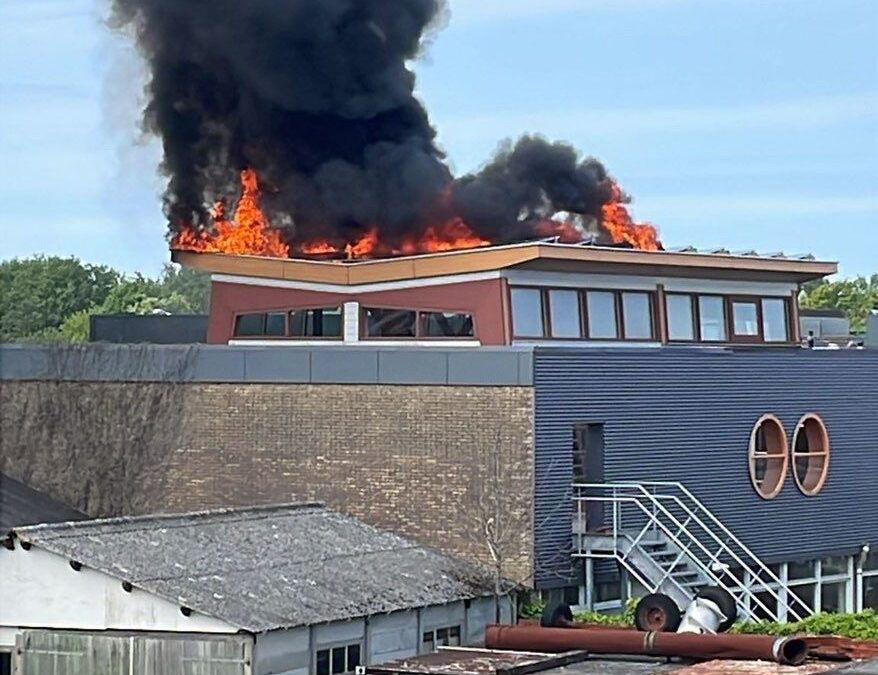 Grote brand op dak van penthouse in Castricum snel onder controle