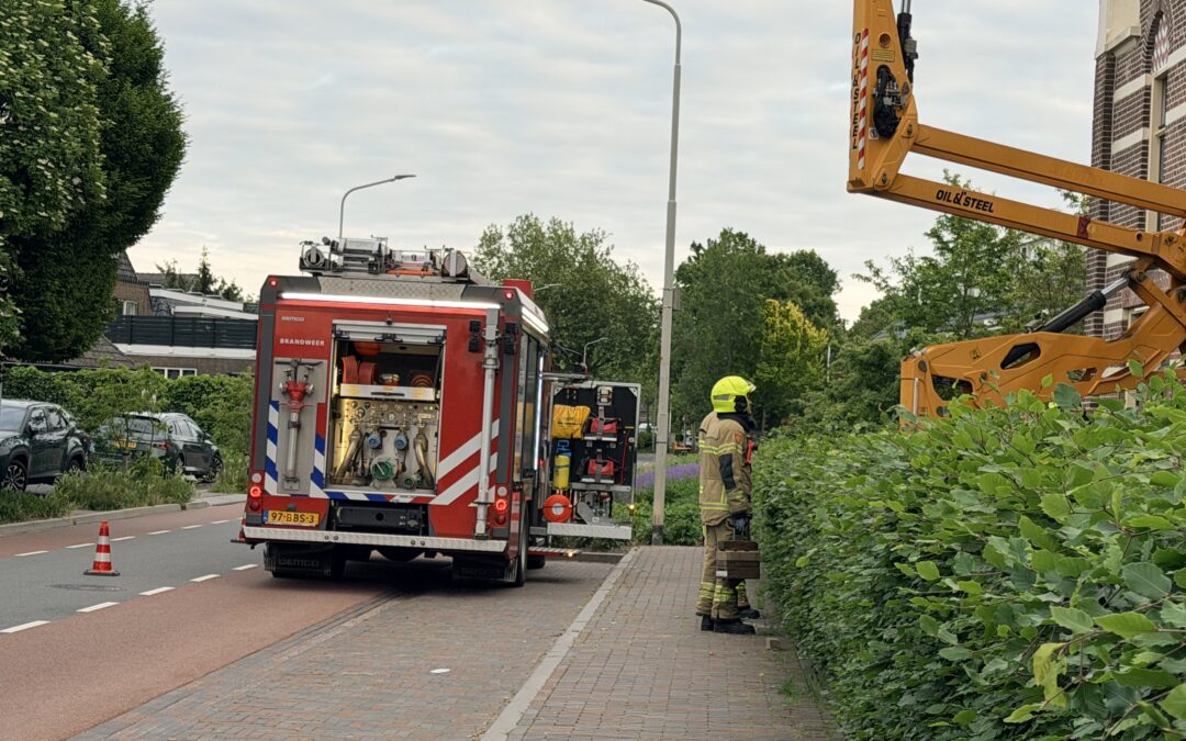 Hoogwerker komt vast te hangen tegen gevel in Noord-Scharwoude