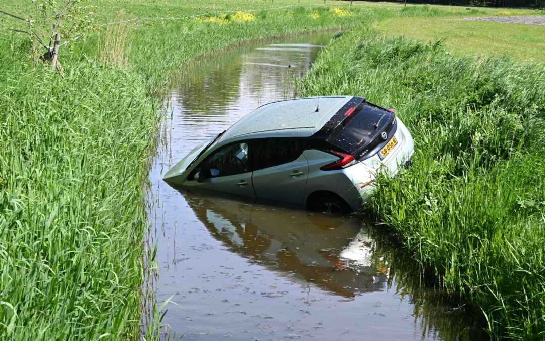 AUTO TE WATER BIJ TUINCENTRUM IN WARMENHUIZEN