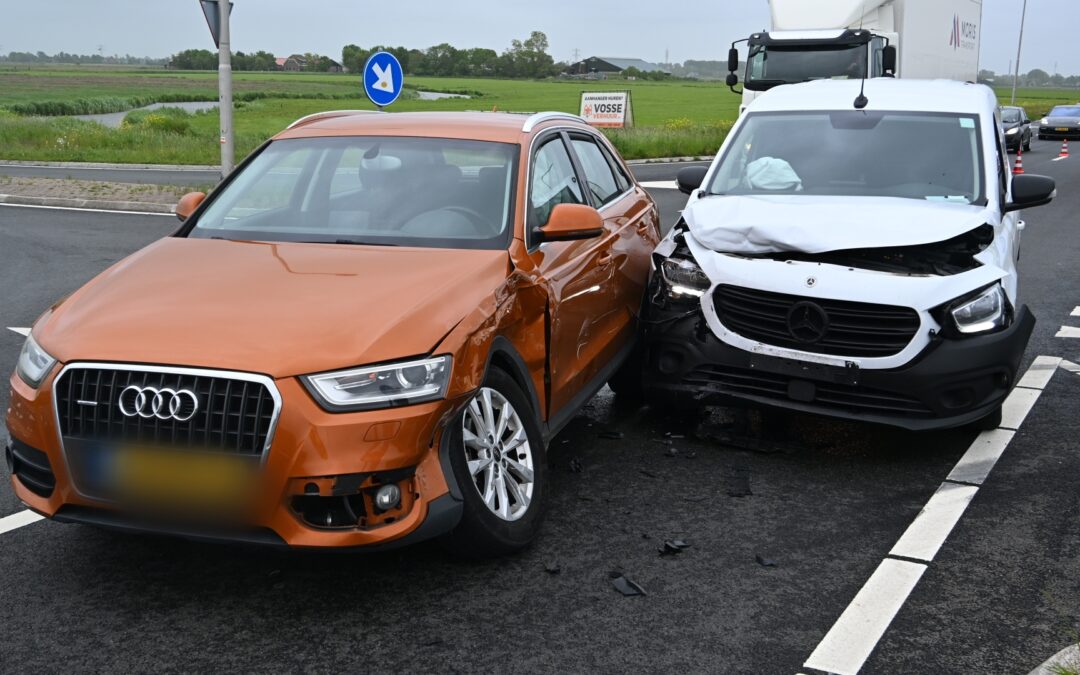 Twee bestuurders aangehouden na botsing op de N203 in Uitgeest