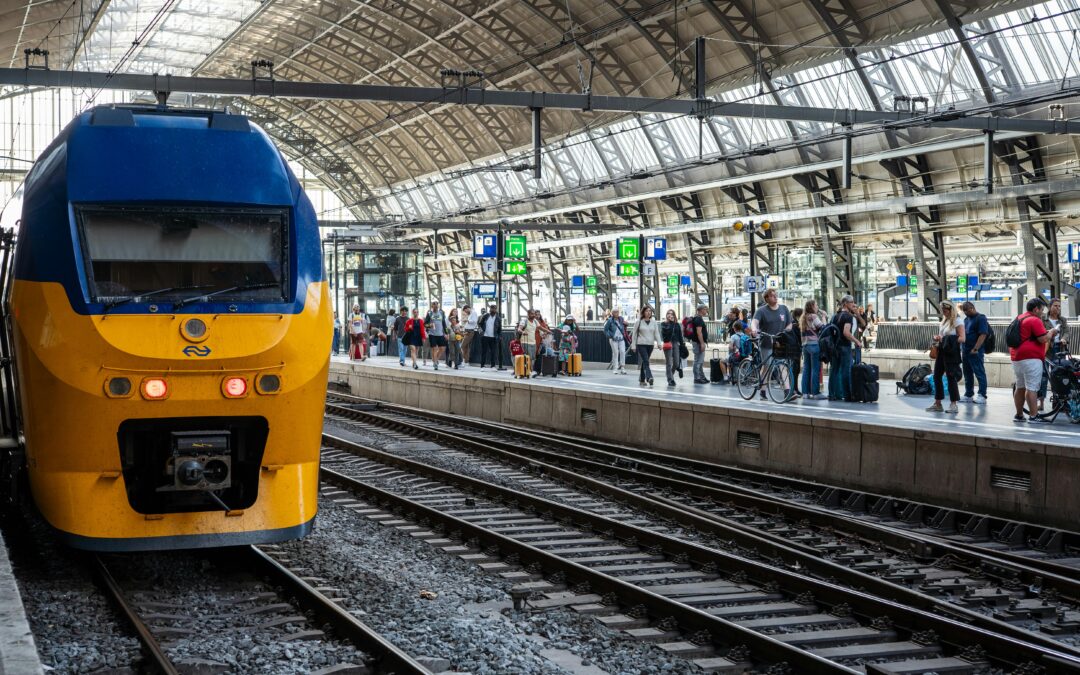 Man overleden na aanrijding met trein op station Bijlmer Arena