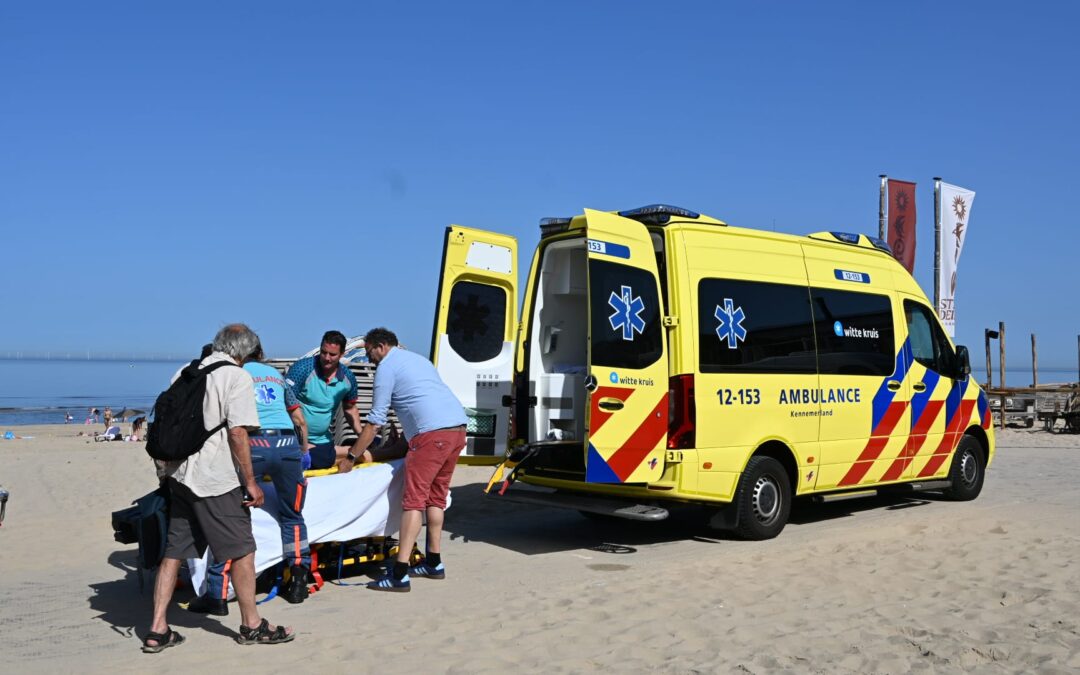 Vrouw gewond geraakt bij val op strand Castricum