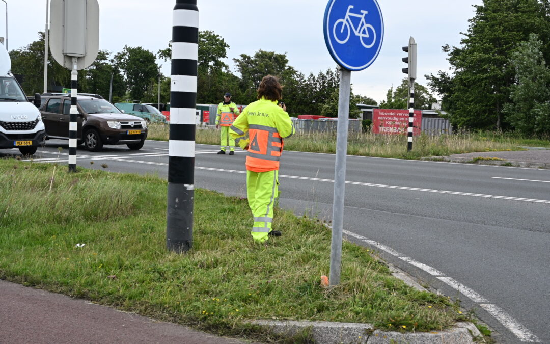 Fietser botst tegen auto op N203 bij Castricum.