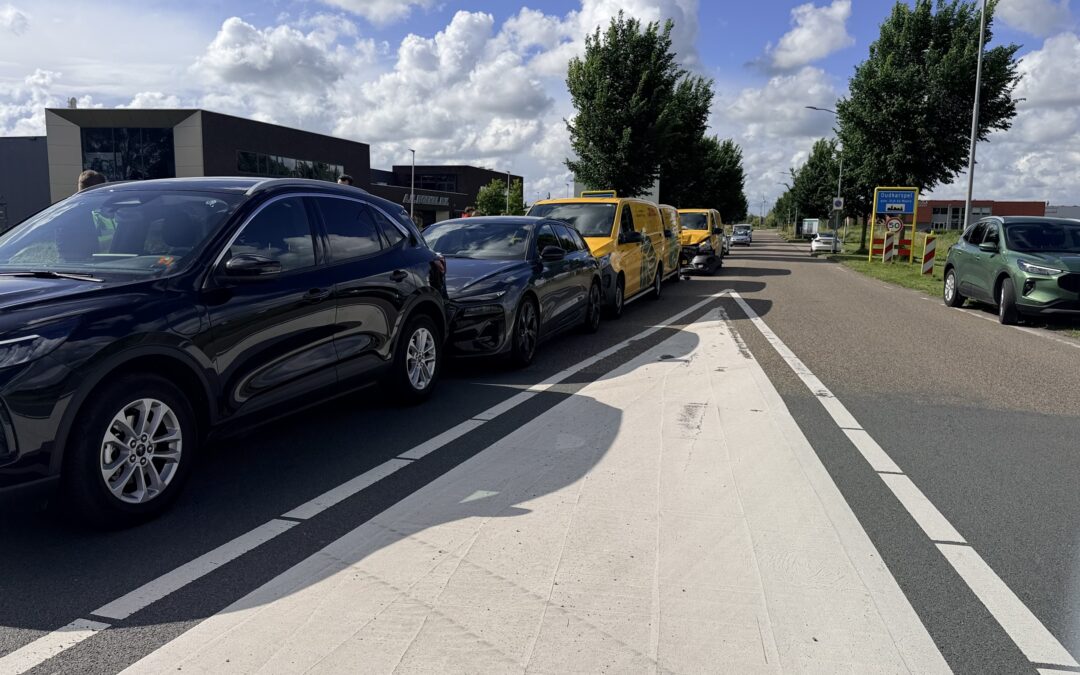 Forse kettingbotsing met drie bestelbusjes en twee personenauto’s op De Loopplank in Oudkarspel