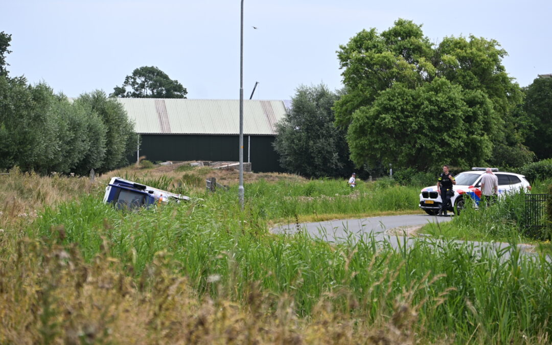 Geldtransportwagen belandt in sloot, omgeving ruim afgezet in Wormerveer.
